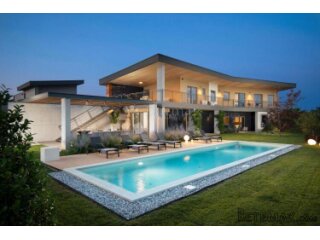SUVREMENA VILLA S BAZENOM NA MIRNOJ LOAKCIJI