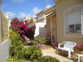 2 Bedrooms - Villa - Alicante - For Sale