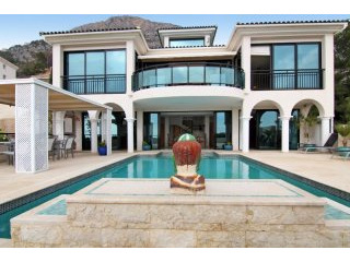 Stunning large family villa with..