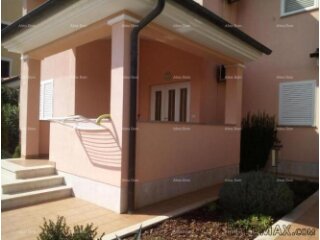 Prodaje se kuća sa 5 apartmana i pogledom na more..
