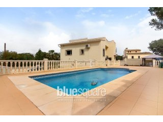 Beautifully Presented 4 Bedroom 3..
