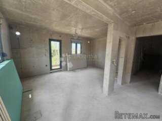 Dvosoban stan na prvom katu s vrtom u Kaštel Lukšiću!