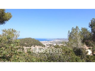 Building plot with stunning sea views..