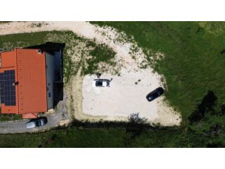 Atraktivno građevinsko zemljište – pravomoćna dozvola i plać