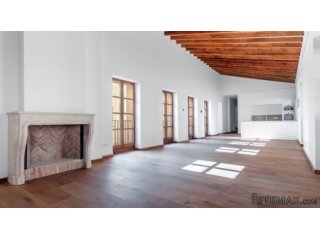 A spacious loft apartment extending to some 220 m2 with an..
