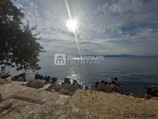 Novi Vinodolski, samostojeća kuća s 4 app, 50m od mora