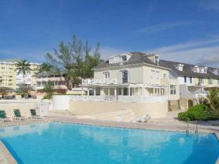 Apartment/townhouse - This 2-storey..