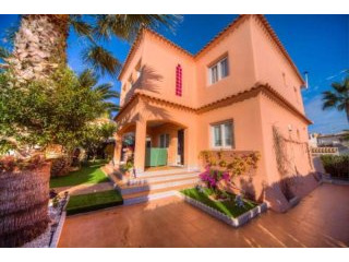 3 Bedroom 2 Bathroom Villa In Los..