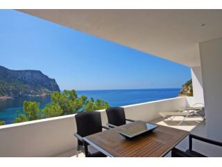 Modern apartment with sea views in Cala..