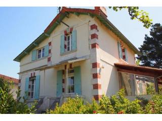 A charming town house renovated to a..