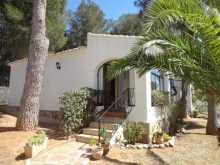 V1516 - 2 Bedroom, 2 Bathroom Bungalow..