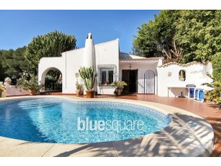 Quaint 2-bedroom chalet with lovely sea..