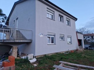 Istra, Poreč, 240m2, 2 stana + 1100m2 okućnice, bazen