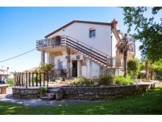 Kuća sa 4 apartmana blizu mora