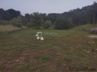 Prostrano građevinsko zemljište u Pićnu!