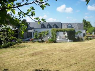 Nine Bedroom House in Great Location