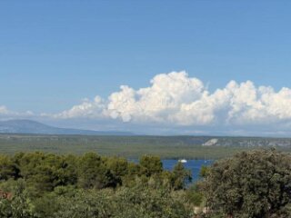 Raslina – parcela 450 m² s pogledom na jezero