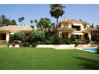 VILLA FOR SALE IN NUEVA ANDALUCIA