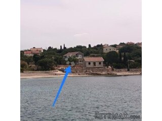 KUĆA DRVENIK DRUGI RED OD MORA