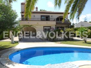 VILLA WITH LARGE PLOT NEAR GOLF COURSE
