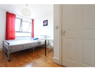 Single with double bed near Canary..