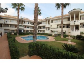 Nicely presented penthouse apartment located in the quaint..