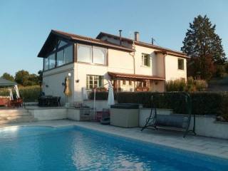 Large 4 Bedroom House With 2 Bedroom..