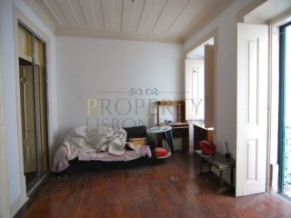Historical T2+1 Lisbon apartment with..