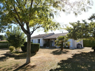 Beautiful Bungalow With Garden Of 1615m2
