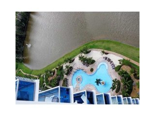 3 bedroom Flat For Sale: 2641 N..