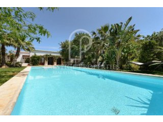 Enchanting villa with pool in the north..