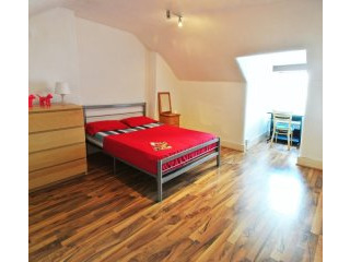 Single with double bed near Turnpike..