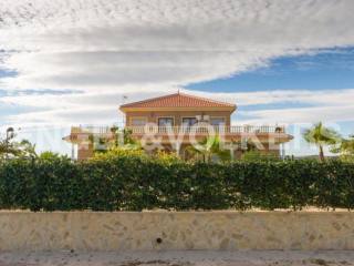 Fantastic villa with a large plot close..