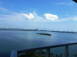 3 bedroom Flat For Sale: 1900 N..