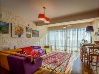 Spacious art designed 2-level, 4..