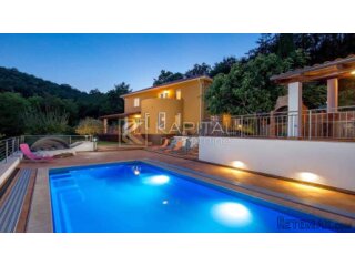 Opatija, Veprinac villa s bazenom