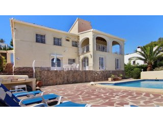 6 Bedroom 4 Bathroom Family Villa with..