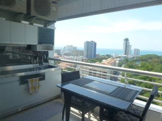 Modern 1-bedroom sea view condo on top..