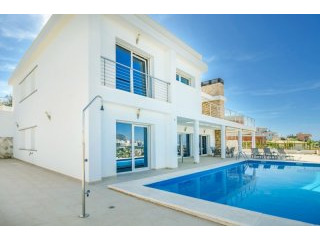 4 Bedrooms - Villa - Alicante - For Sale