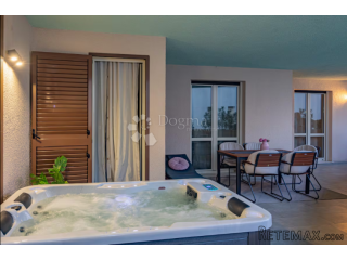 Split, Bačvice | 4-soban stan s velikom loggiom i jacuzzijem