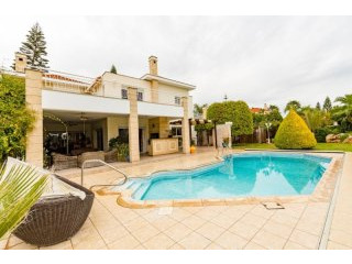 STUNNING VILLA WALKING DISTANCE TO THE..