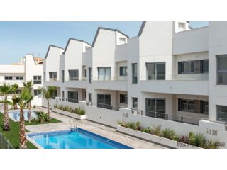 Los bungalow se ubican en Torrevieja, en un complejo..
