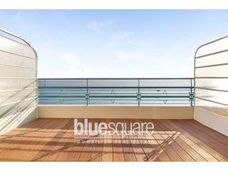 STUNNING TOP FLOOR APARTMENT ON THE..