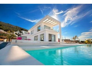 Contemporary 4 bedroom villa with views..