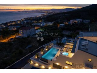 PODSTRANA-PREDIVNA VILLA S BAZENOM