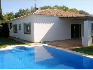 Villa for sale in Artola Baja..