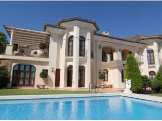 Villa for sale in The Golden Mile..