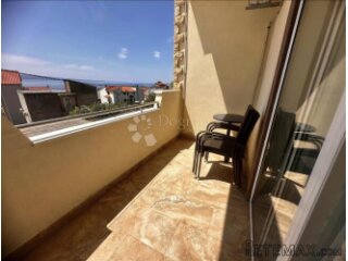 Apartmanska kuća sa zatvorenim bazenom, Nemira, Omiš