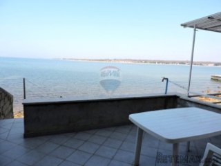 Kuća, Novigrad, Dajla na samoj obali mora