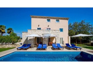 Na prodaju Villa sa bazenom kod Karojbe.